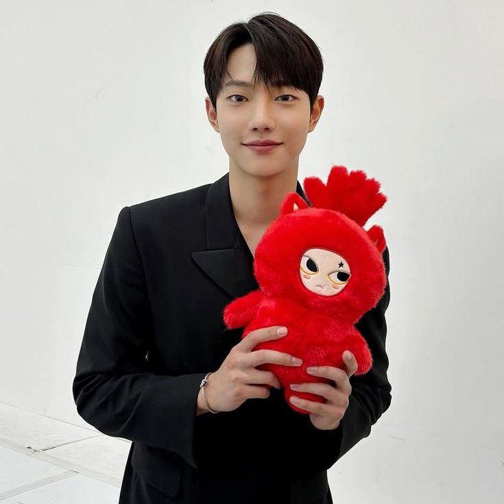 Behind-the-scenes cut of Cho Junyoung