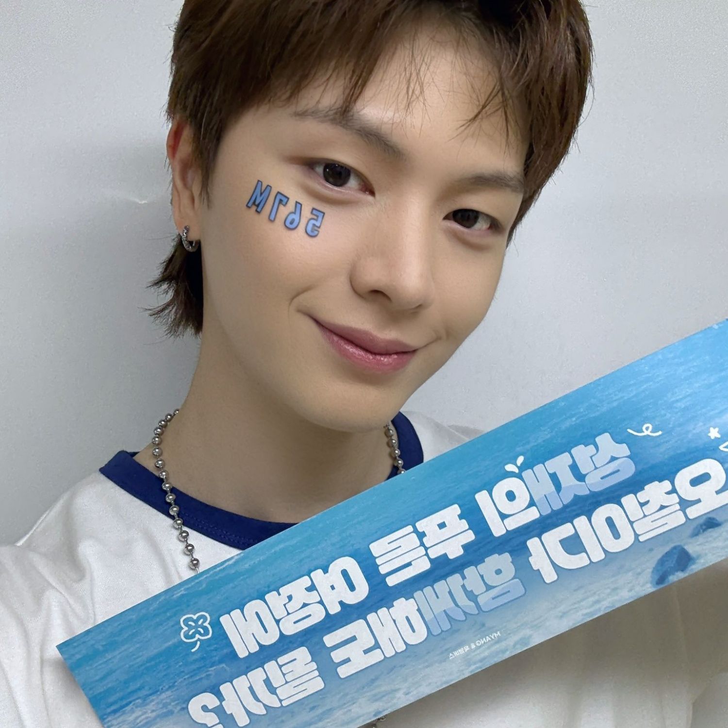A moment captured by a fan of Yook Sungjae