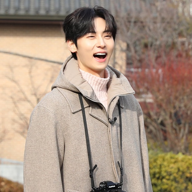 A moment captured by a fan of Hwang Minhyun