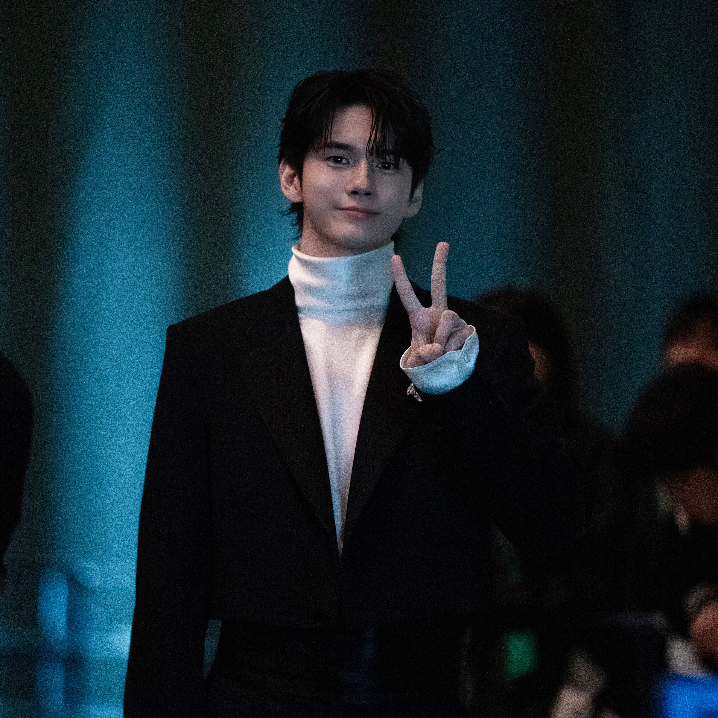 粉丝拍下的邕圣祐瞬间