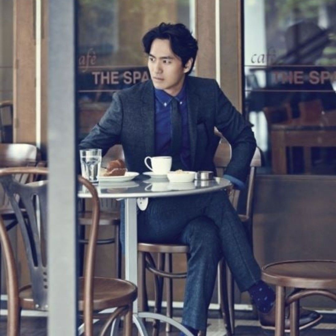 Behind-the-scenes cut of Lee Jinwook