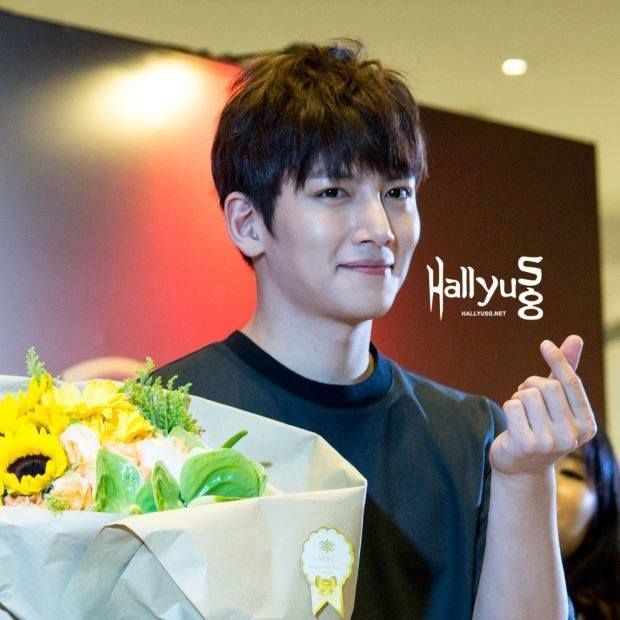 A moment captured by a fan of Ji Changwook