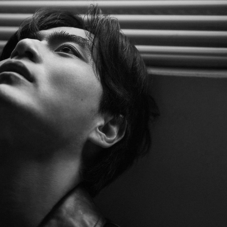 Behind-the-scenes cut of Lee Jinwook