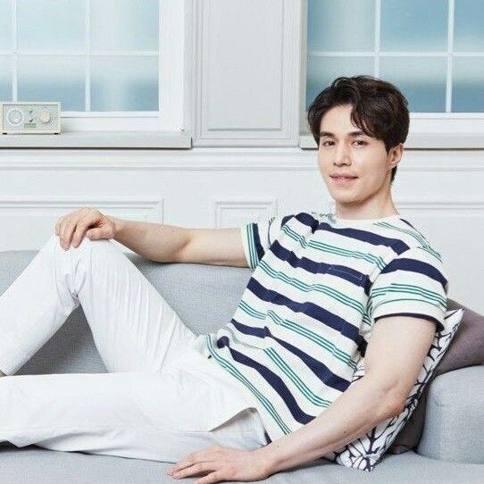 Behind-the-scenes cut of Lee Dongwook