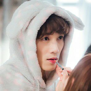 Behind-the-scenes cut of Ji Sung
