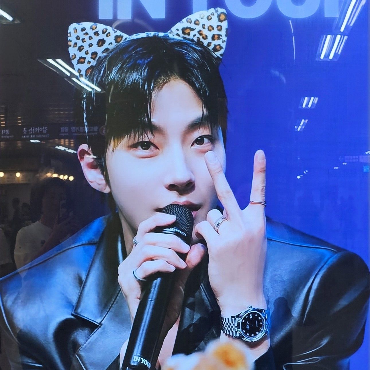 A moment captured by a fan of Hwang Inyoup