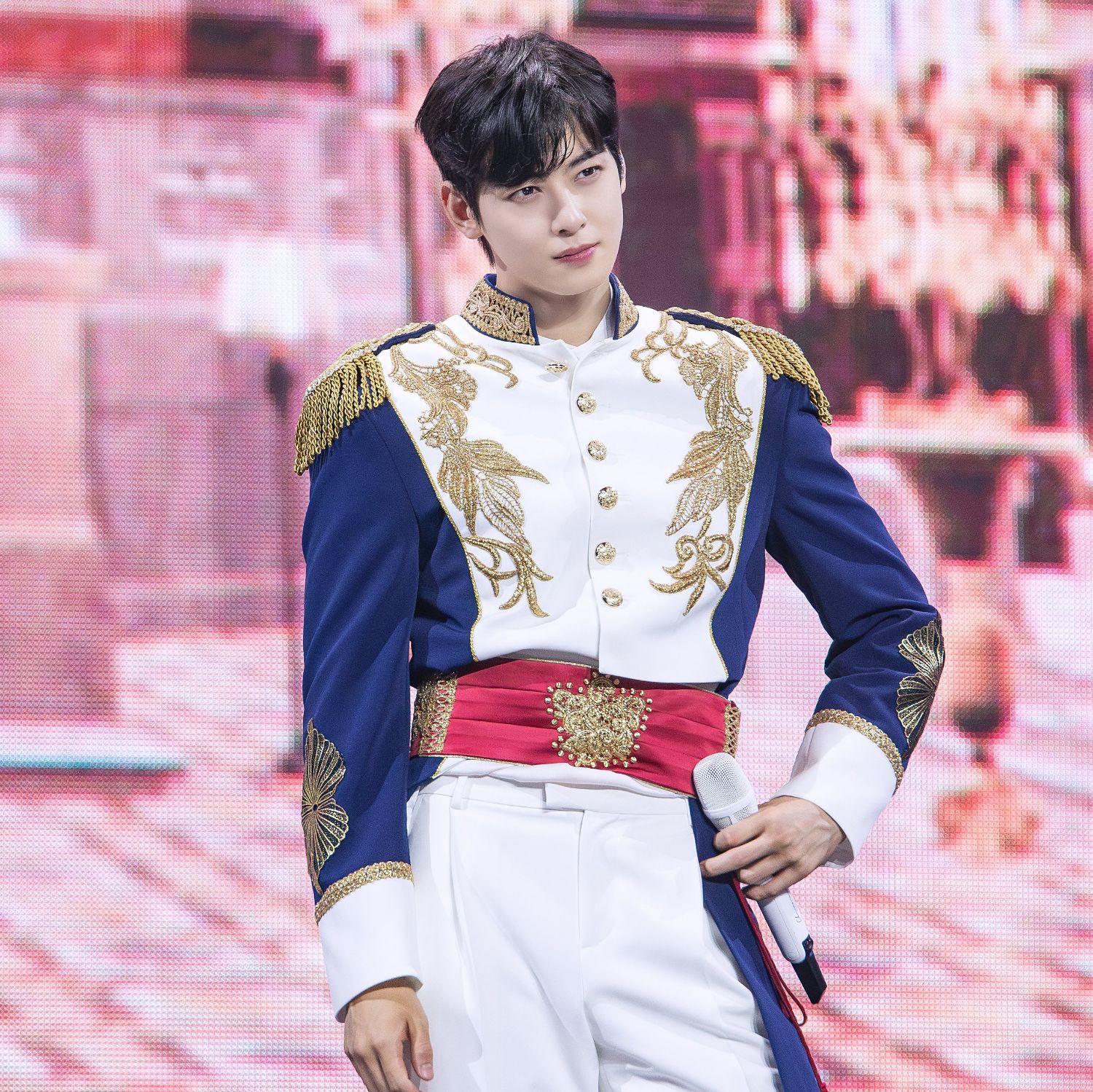 Behind-the-scenes cut of Cha Eunwoo