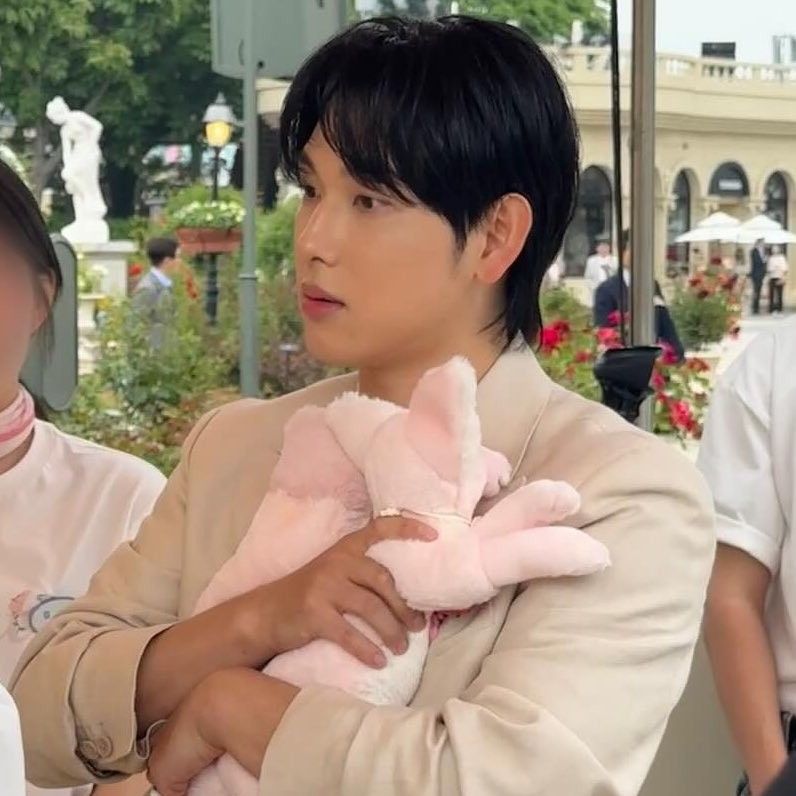 Behind-the-scenes cut of Lim Siwan