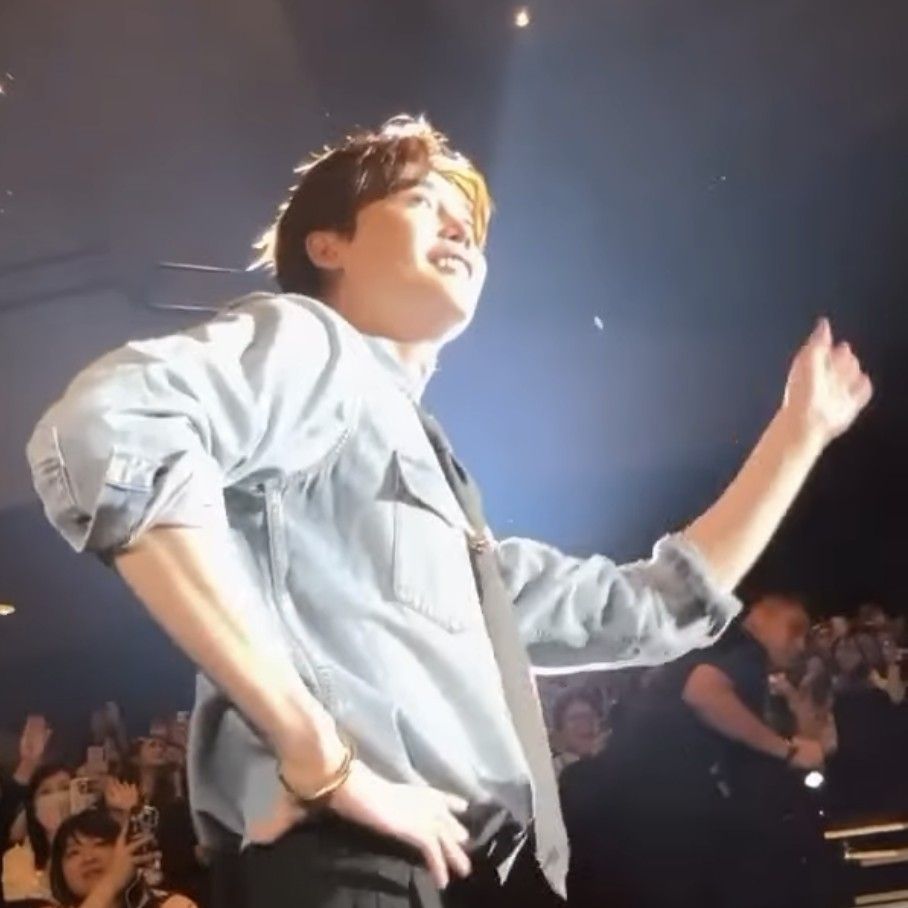 A moment captured by a fan of Lee Jongsuk
