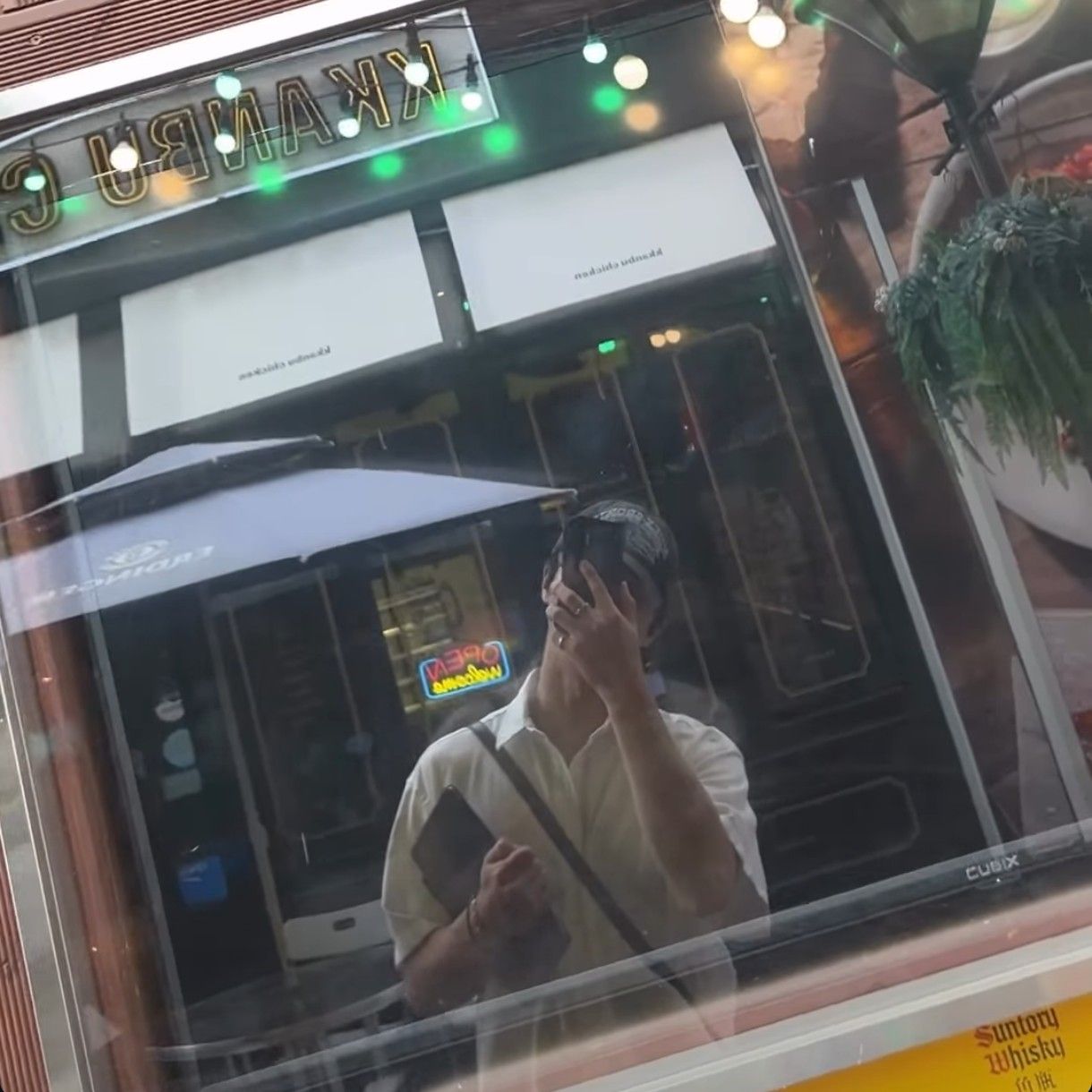 A moment captured by a fan of Kim Mujun