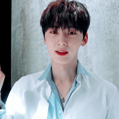 A moment captured by a fan of Hwang Minhyun