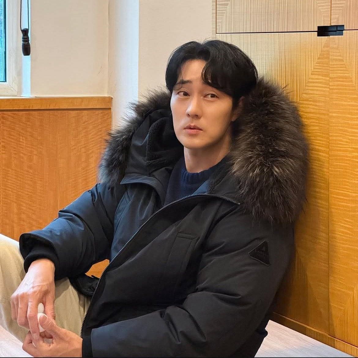 Behind-the-scenes cut of So Jisub