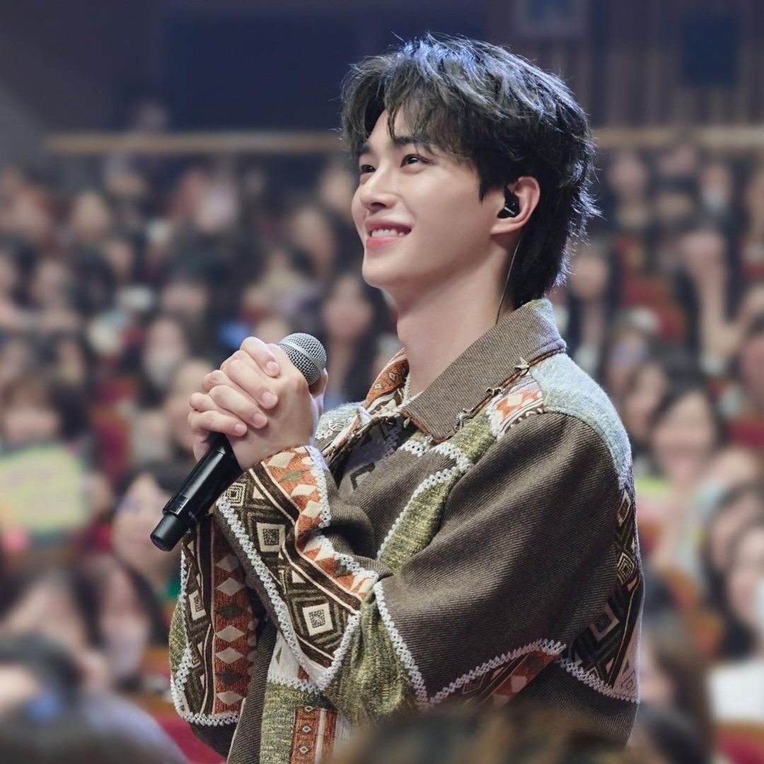A moment captured by a fan of Song Kang