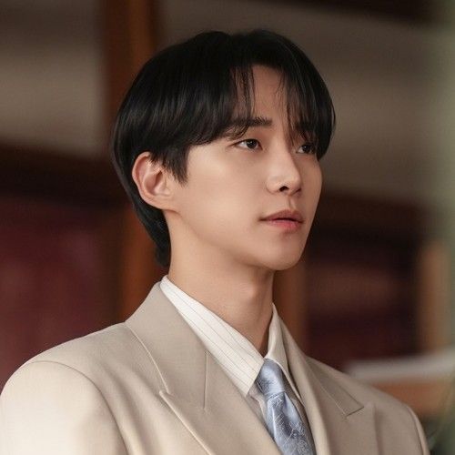 Behind-the-scenes cut of Lee Junho