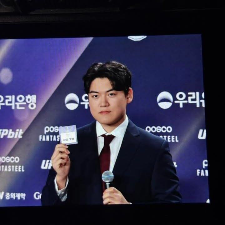 Behind-the-scenes cut of Gumayusi