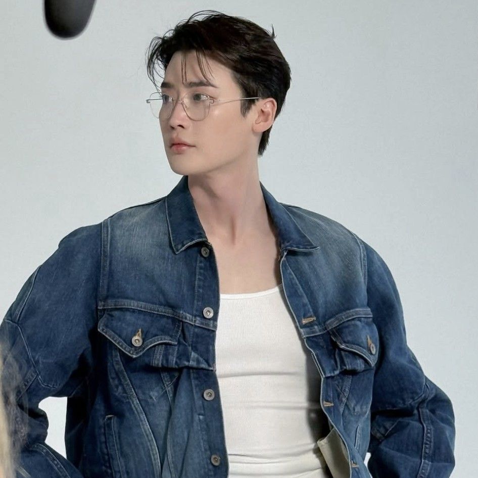 Recent activity shot of Lee Jongsuk