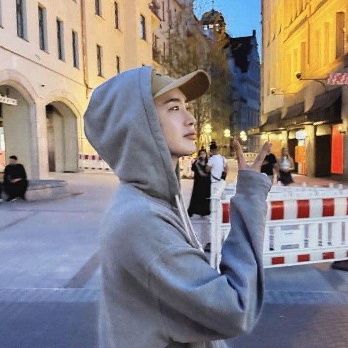 A moment captured by a fan of Lee Jongsuk