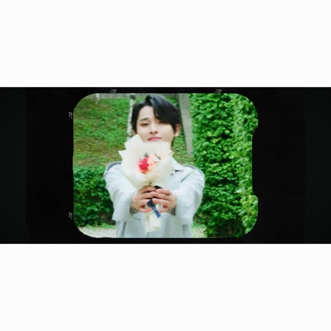 A moment captured by a fan of Seong Ri