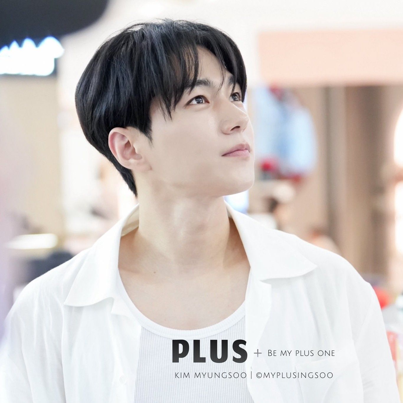 A moment captured by a fan of Kim Myungsoo (L)