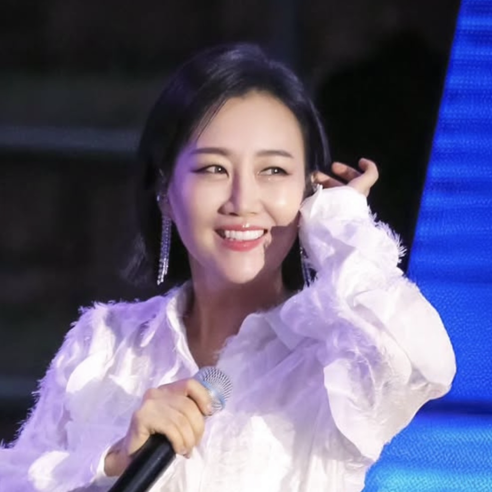 A moment captured by a fan of Jang Yoonjeong