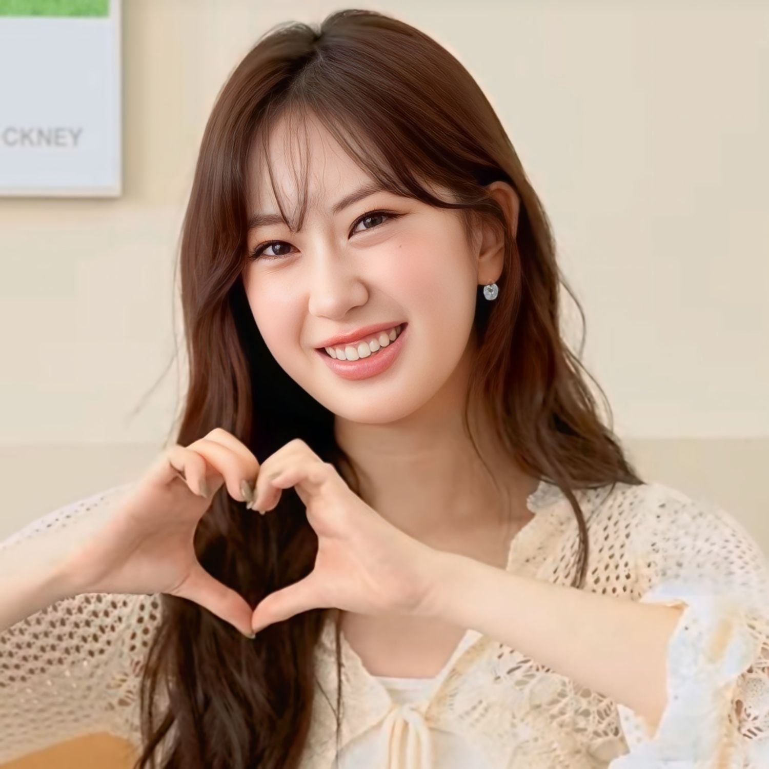 Behind-the-scenes cut of Jeon Yujin
