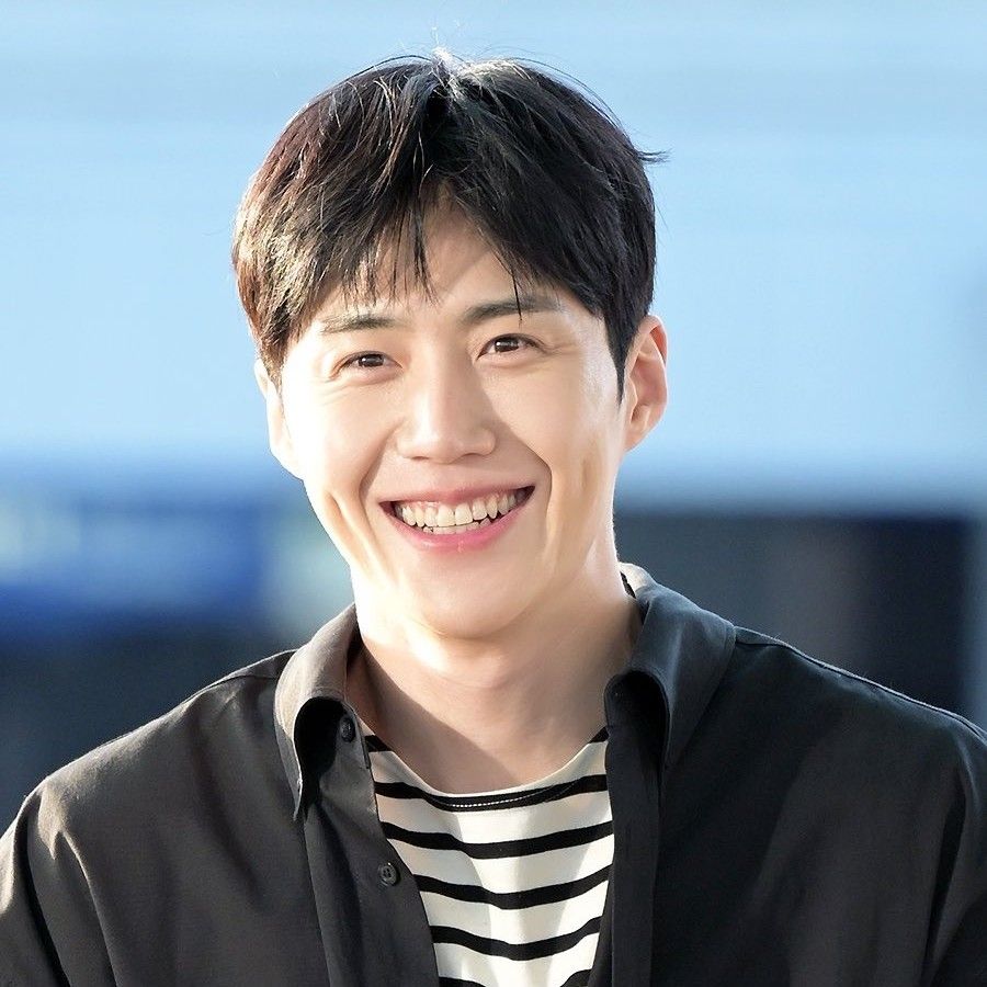 粉絲拍下的金宣虎瞬間