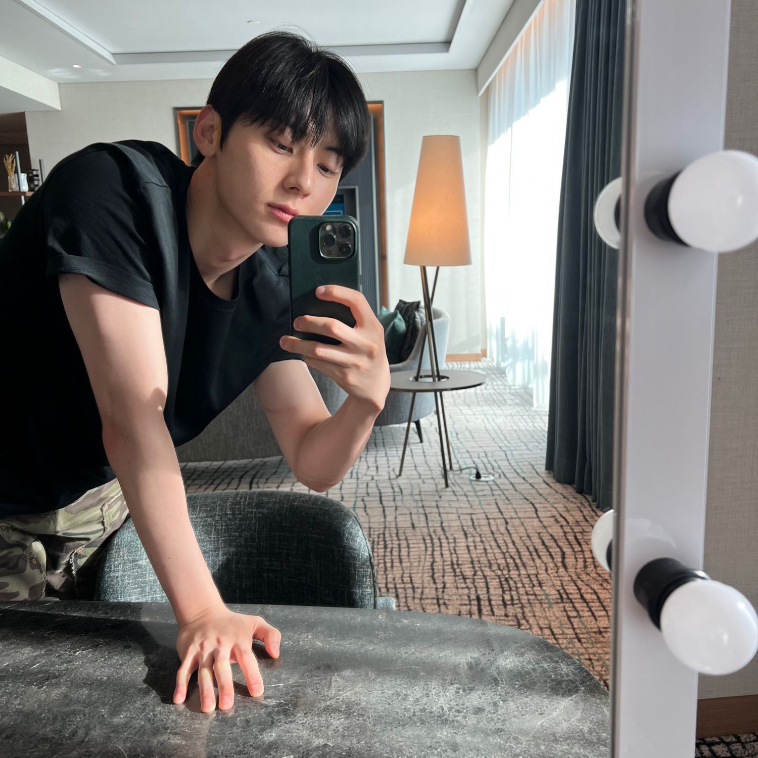 A moment captured by a fan of Hwang Minhyun