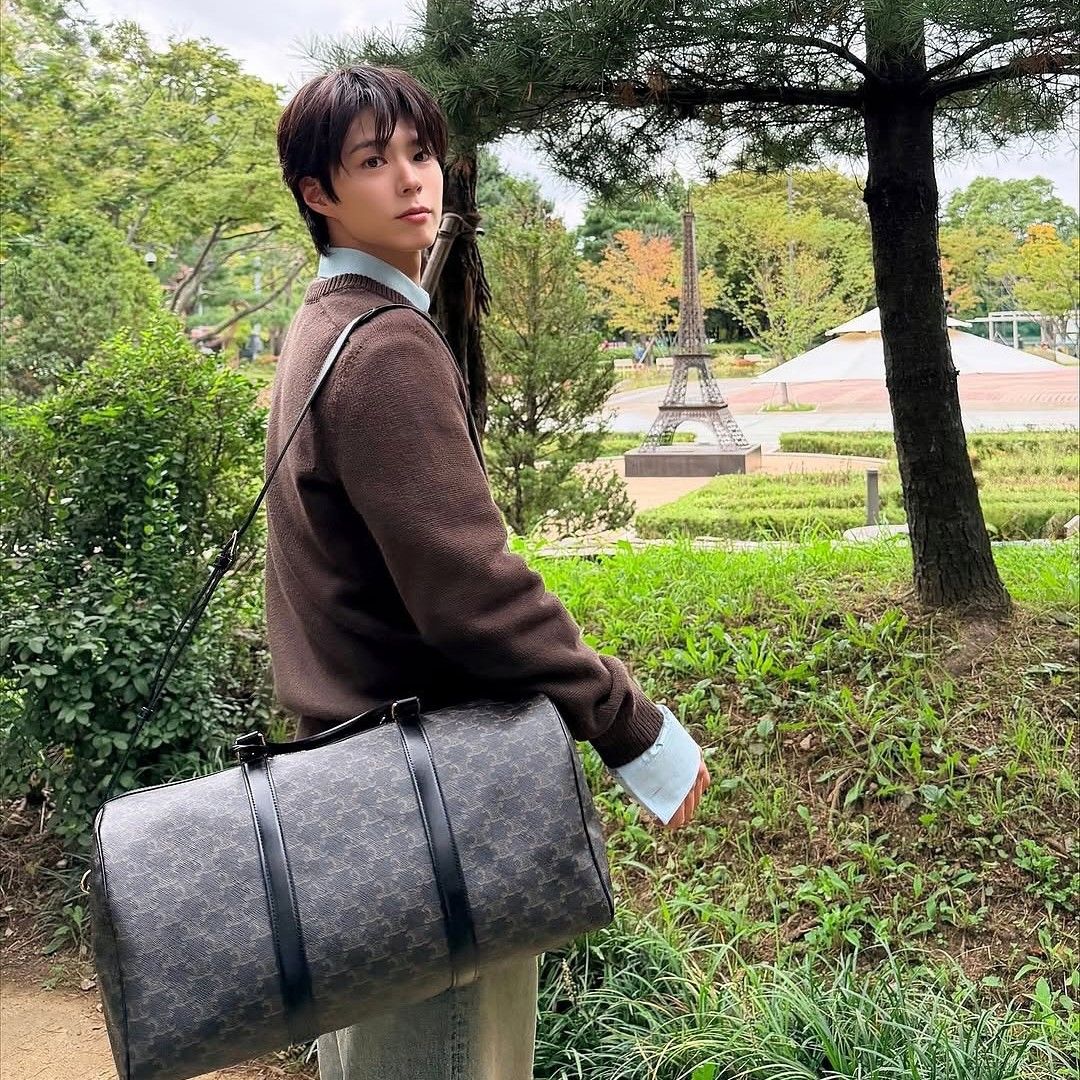 A moment captured by a fan of Park Bogum