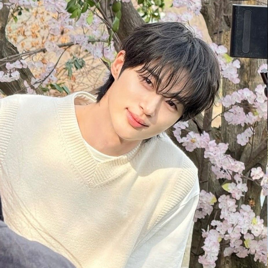 Behind-the-scenes cut of Byeon Wooseok