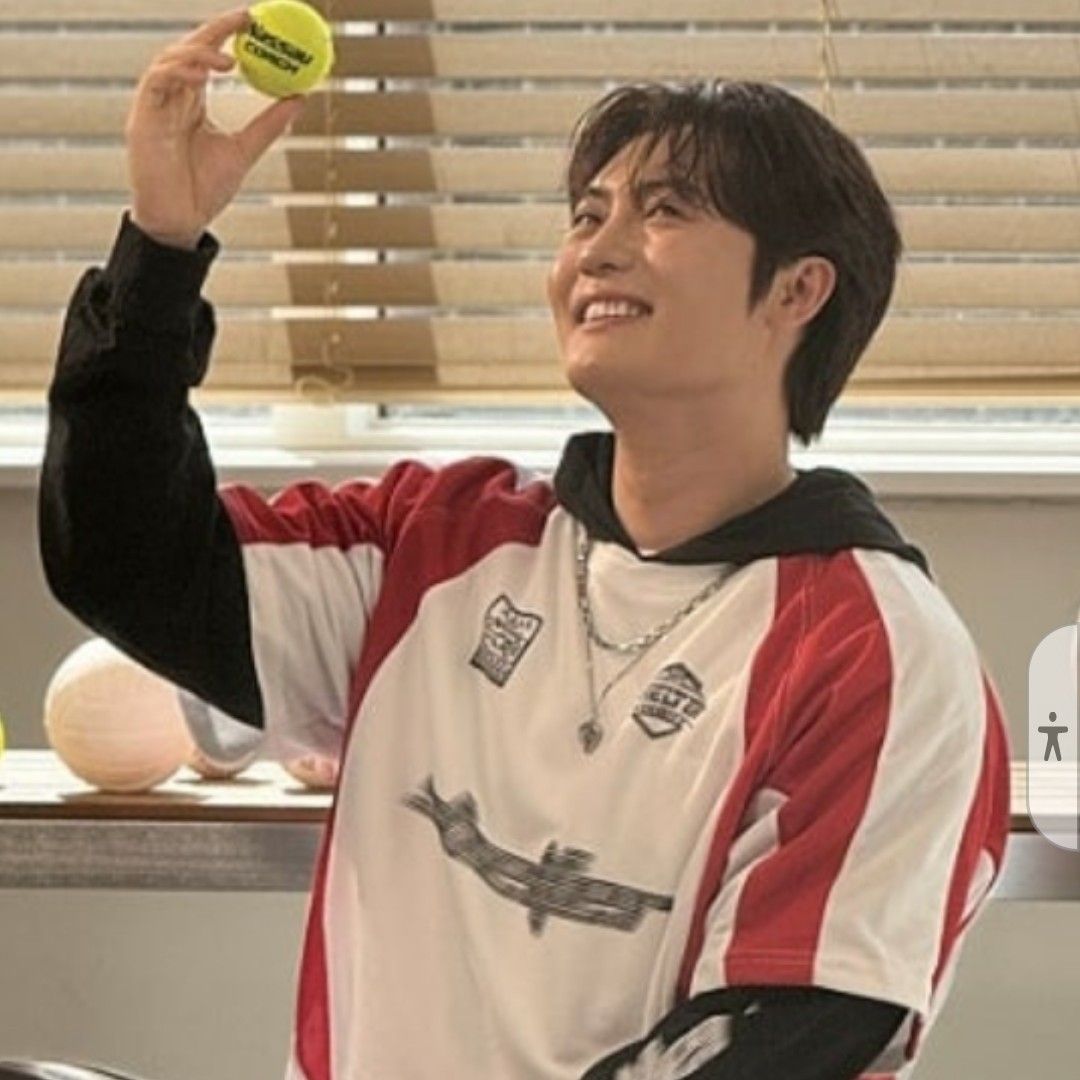 A moment captured by a fan of Son Binah