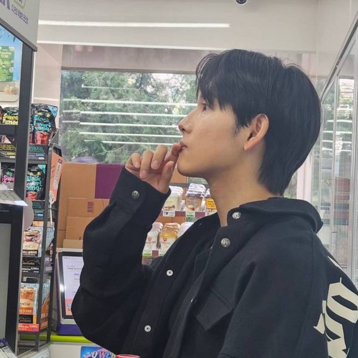 Behind-the-scenes cut of Lim Siwan