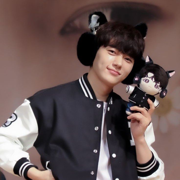 Recent activity shot of Kim Myungsoo (L)
