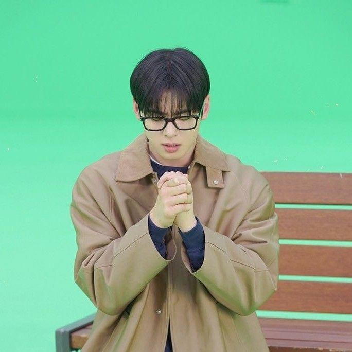 Behind-the-scenes cut of Cha Eunwoo