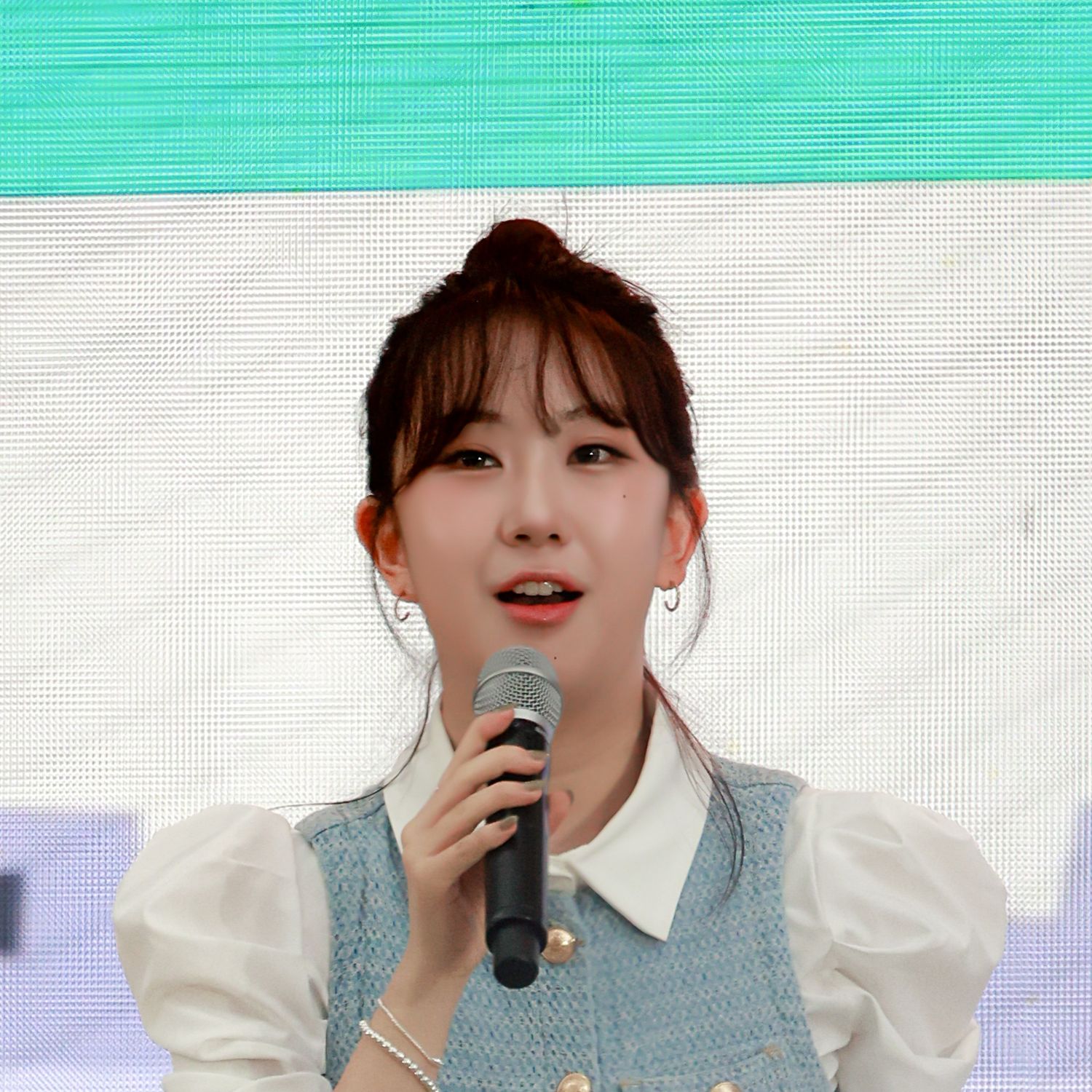 Cuplikan di balik layar dari Jeon Yujin