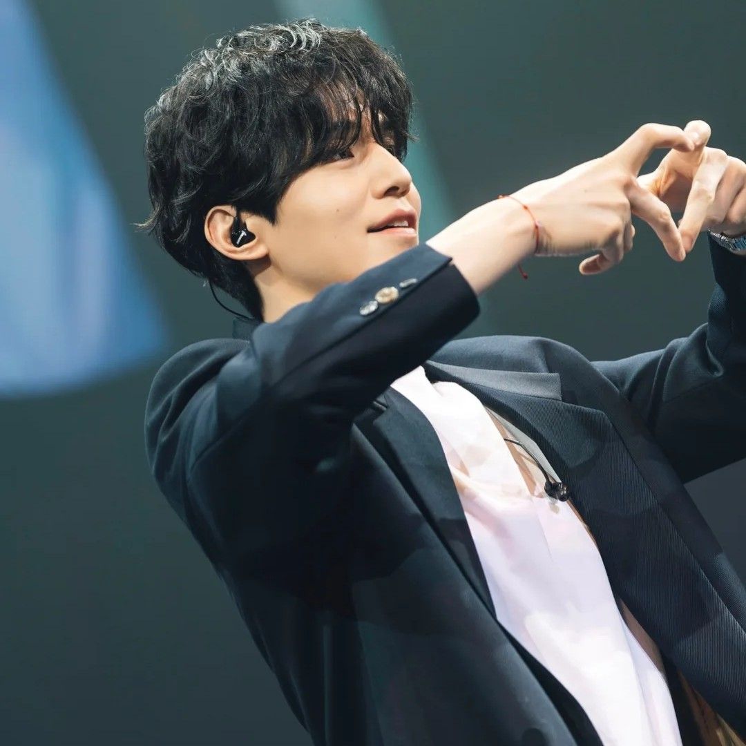 Behind-the-scenes cut of Lee Dongwook