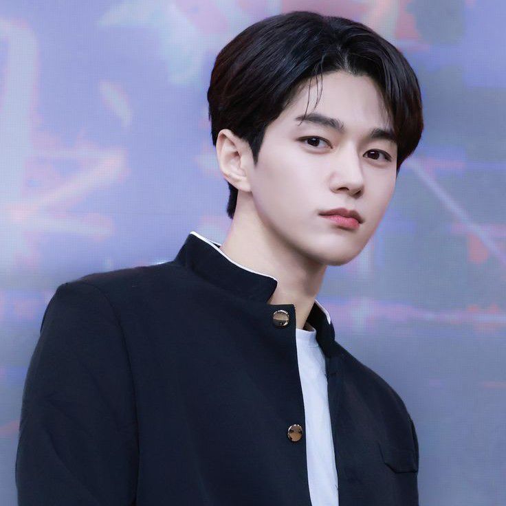 Behind-the-scenes cut of Kim Myungsoo (L)