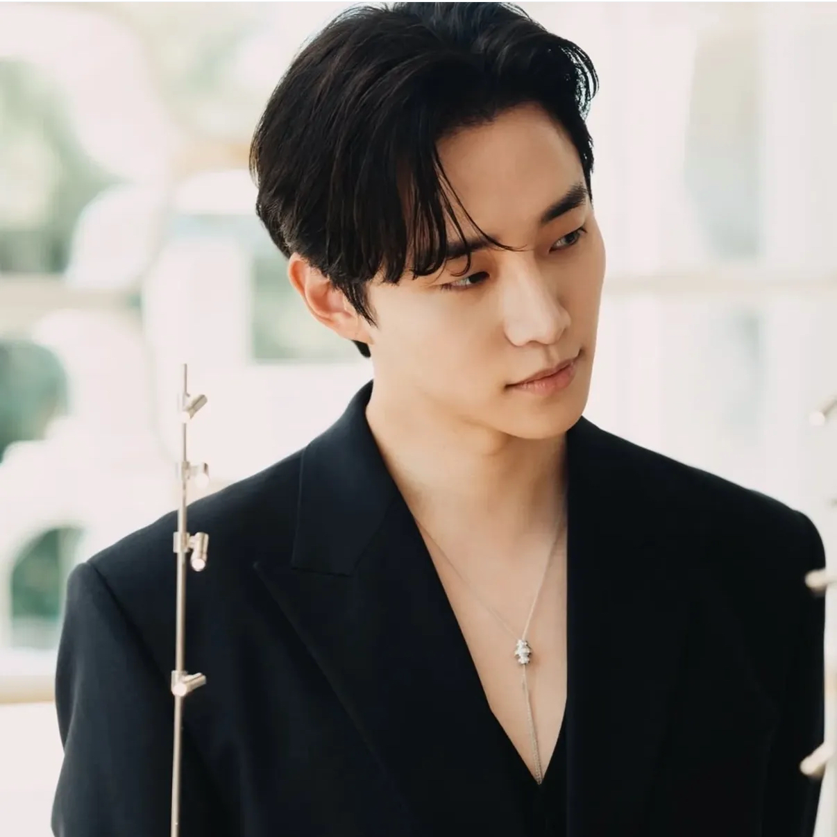 Behind-the-scenes cut of Lee Junho
