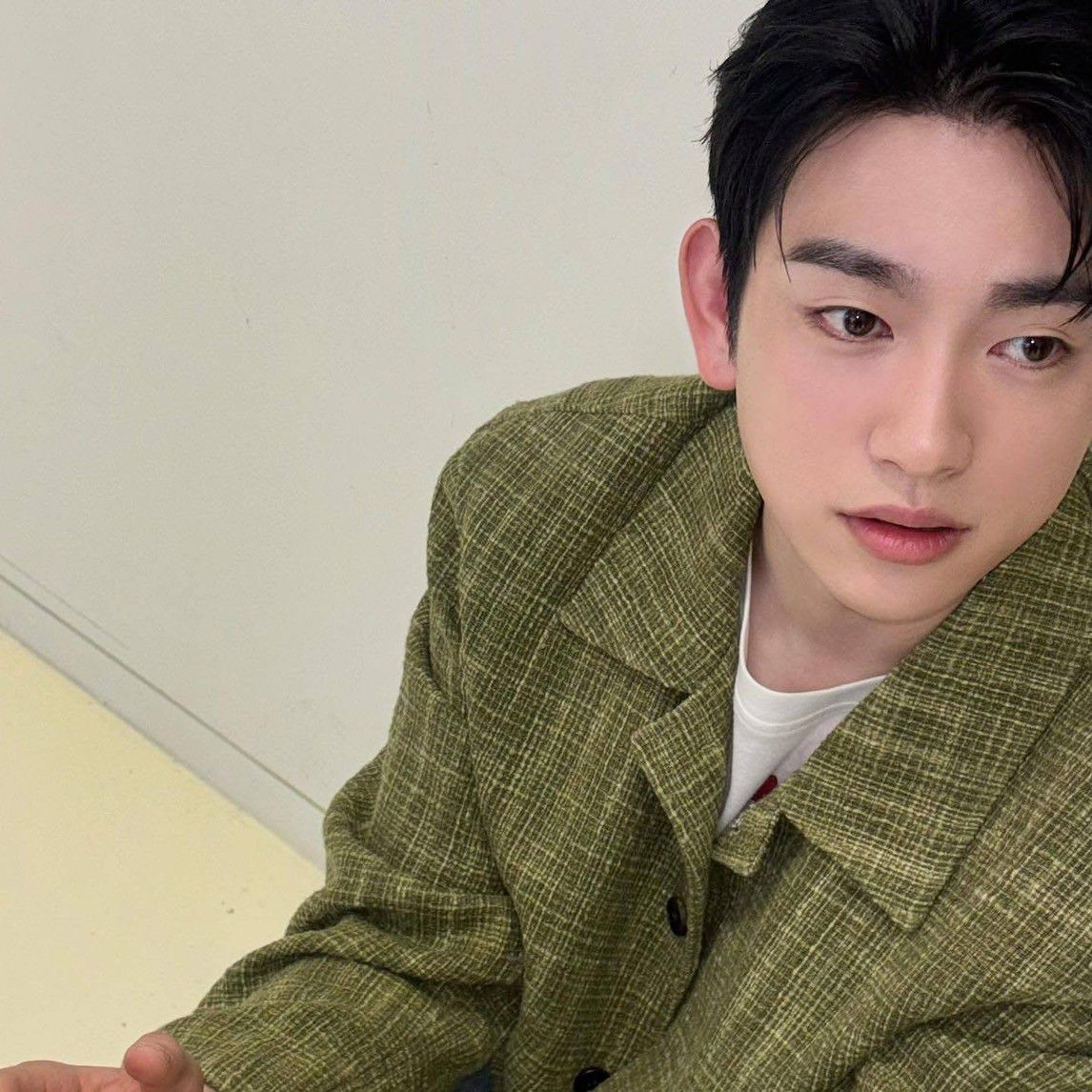 Behind-the-scenes cut of Park Jinyoung