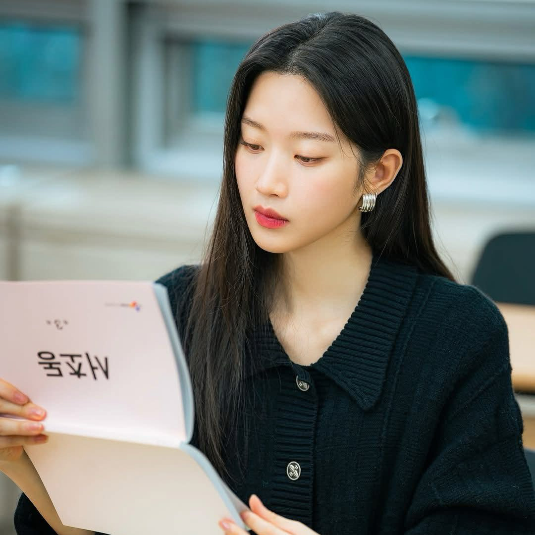 Behind-the-scenes cut of Mun Kayoung