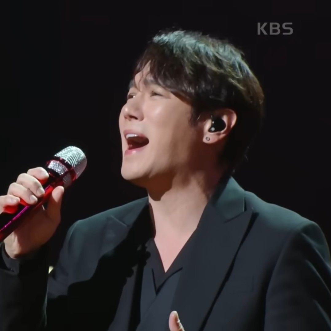 A moment captured by a fan of Hwanhee