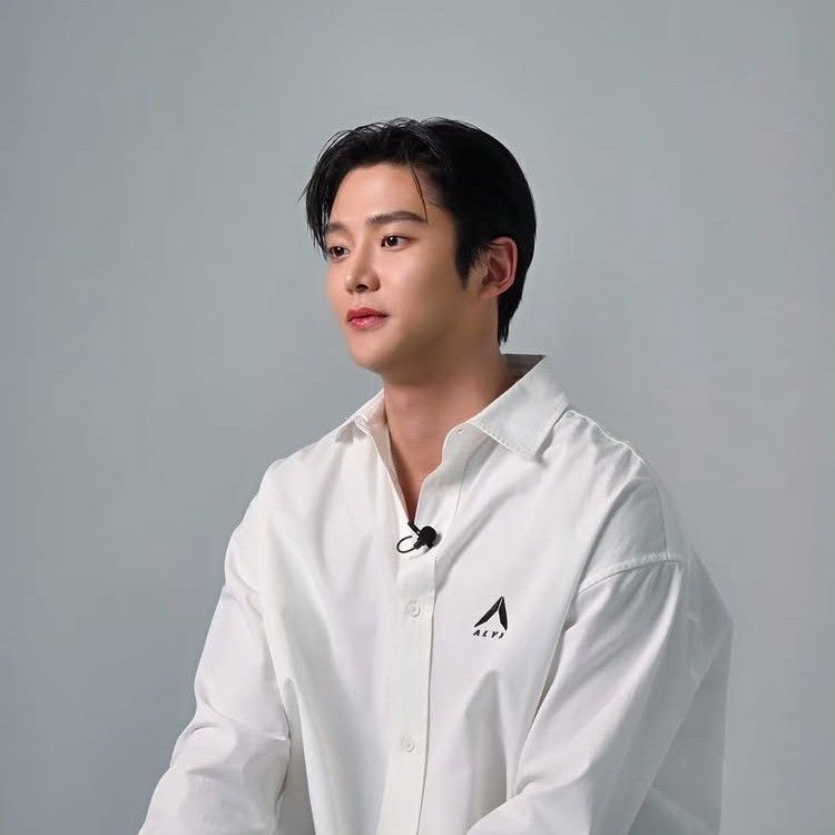 로운의 최신 사진