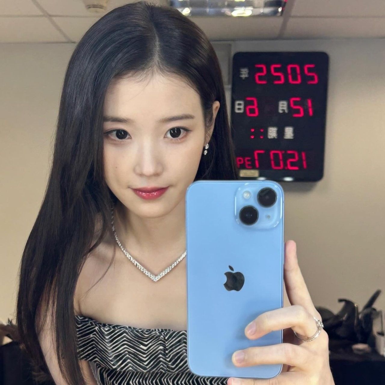 Cuplikan di balik layar dari IU