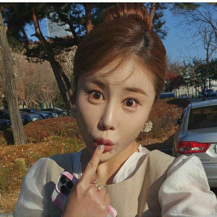 Behind-the-scenes cut of Kim Soyou