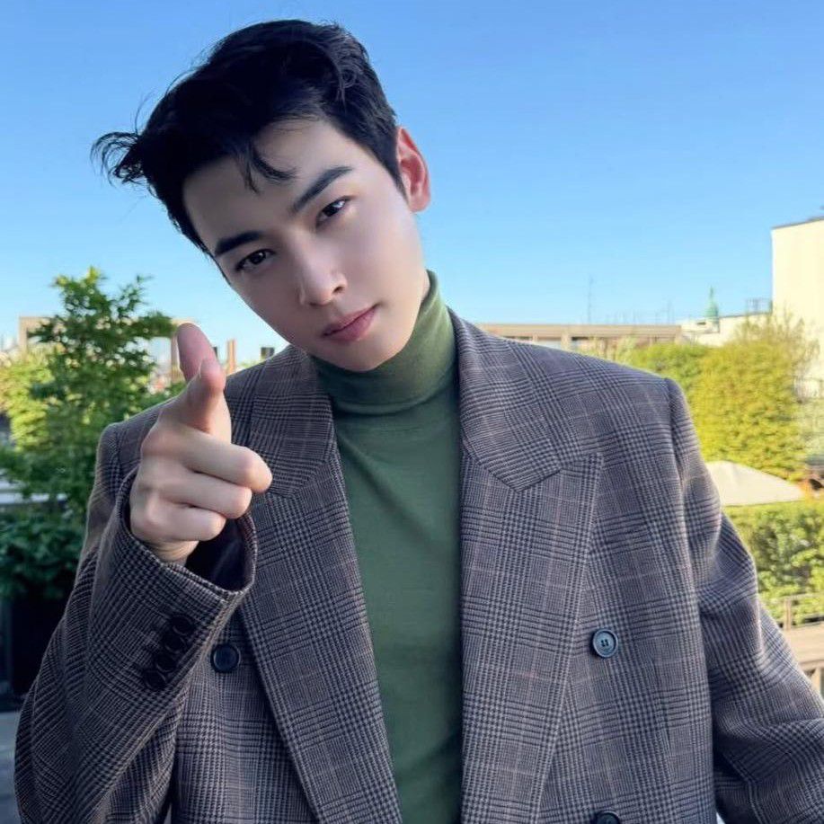 A moment captured by a fan of Cha Eunwoo