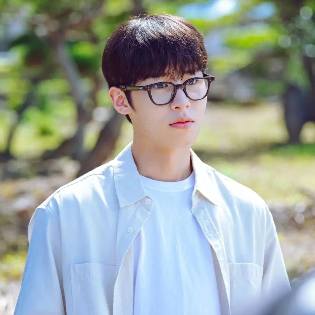 Behind-the-scenes cut of Lee Jaewook