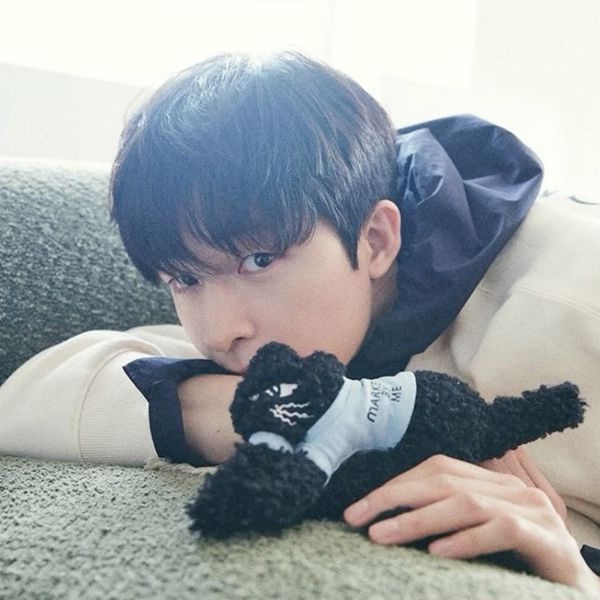 Today’s standout profile photo of Hong Kyung on Choeaedol Celeb