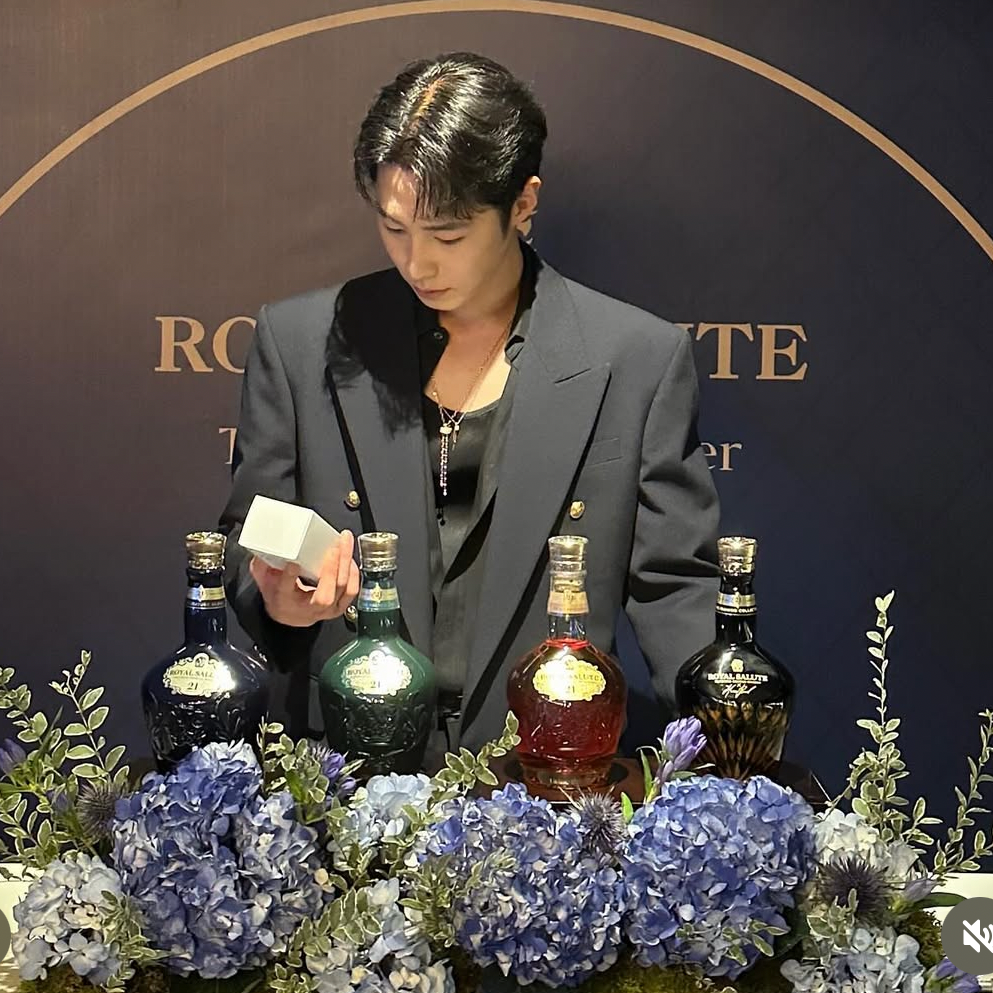 A moment captured by a fan of Lee Jaewook