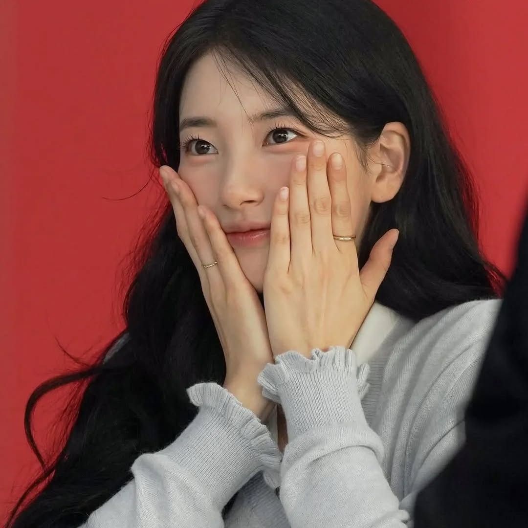 A moment captured by a fan of Bae Suzy