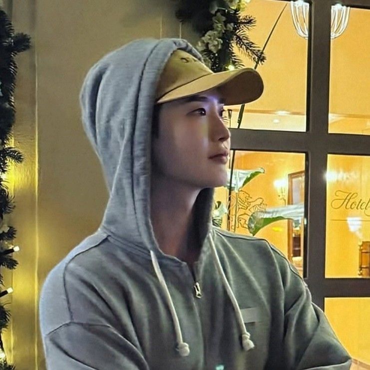 A moment captured by a fan of Lee Jongsuk