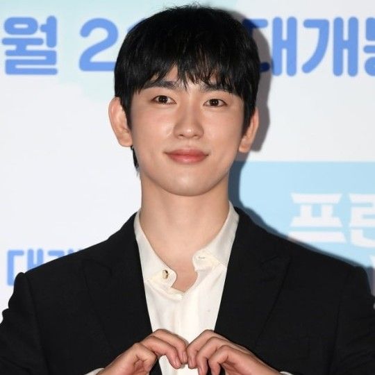 A moment captured by a fan of Park Jinyoung